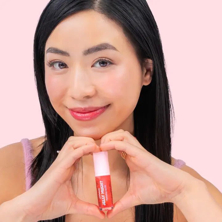 a model sowing the rose glow color of Jelly Much lip balm.
