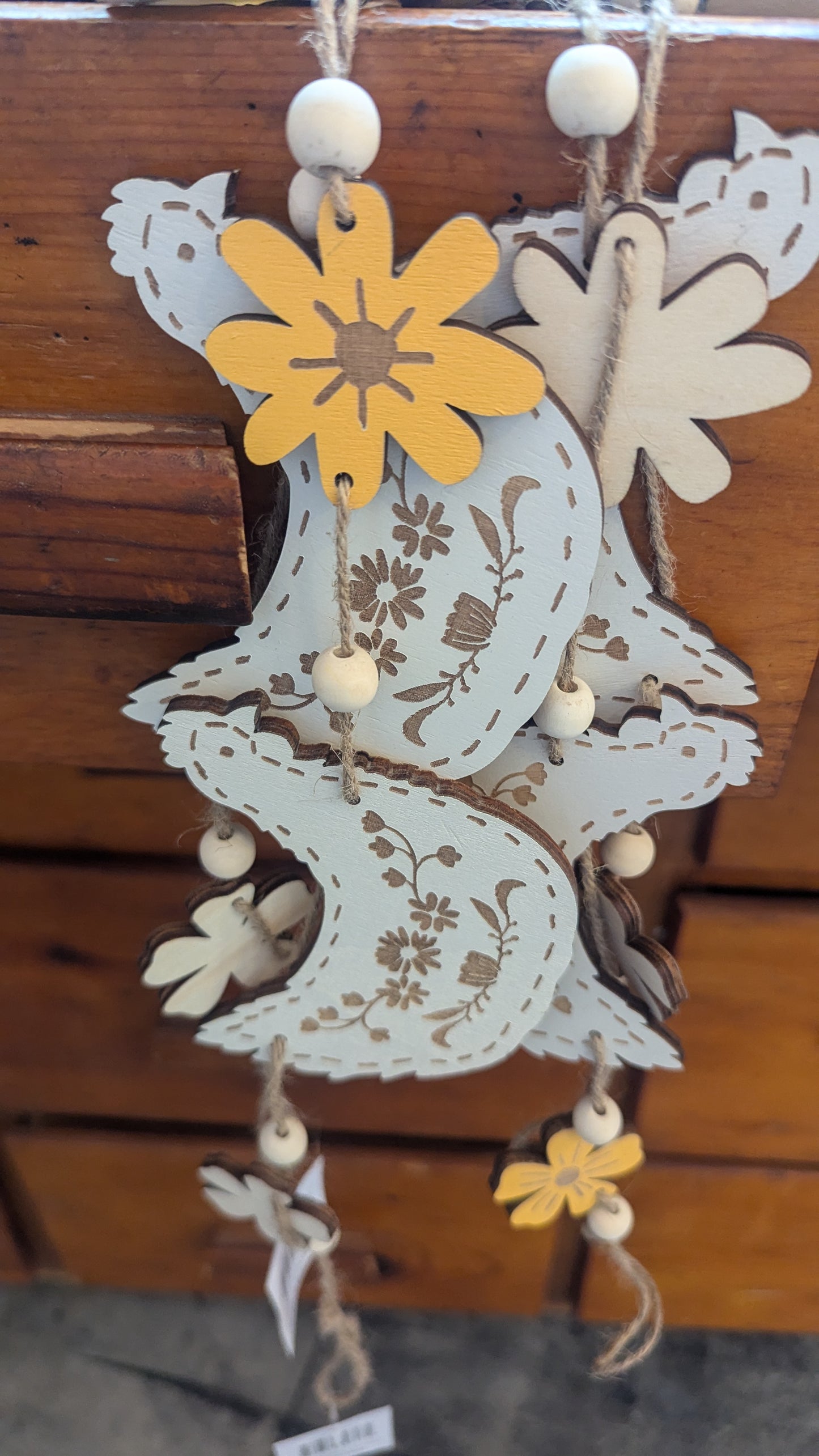 Embossed Flowers and Chickens Garland